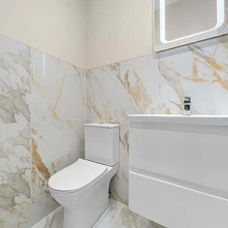 Large 4 Bed - Sleeps 8 - Perfect For Long - 30 Sec Walk To Subway - 5 Min Drive To Centre Glasgow