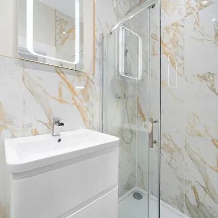 Large 4 Bed - Sleeps 8 - Perfect For Long - 30 Sec Walk To Subway - 5 Min Drive To Centre * Glasgow