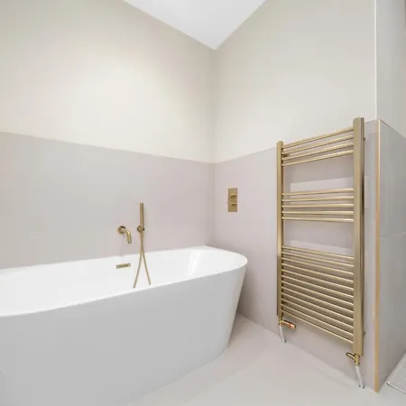 Appartement Large 4 Bed - Sleeps 8 - Perfect For Long - 30 Sec Walk To Subway - 5 Min Drive To Centre Glasgow