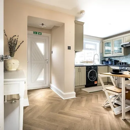 Spacious 3 Bed In With Free Parking