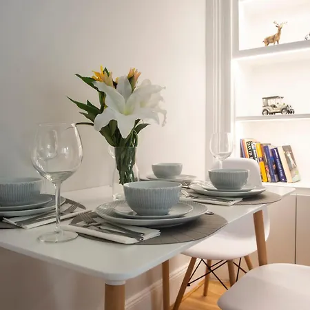 Two Bed Stylish In Heart Of West End Glasgow