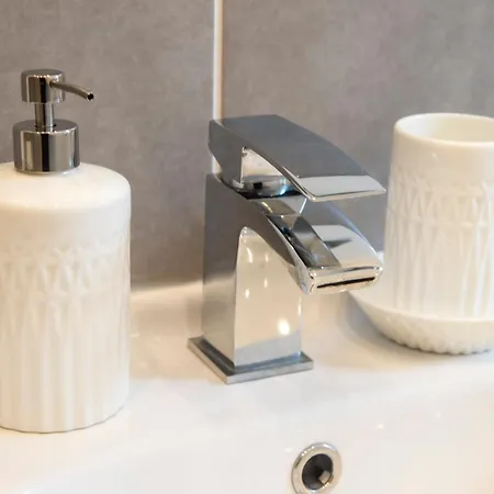 Two Bed Stylish In Heart Of West End