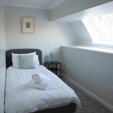 The Stables - Fabulous Stylish Flat In Merchant & Free Secure Parking Glasgow