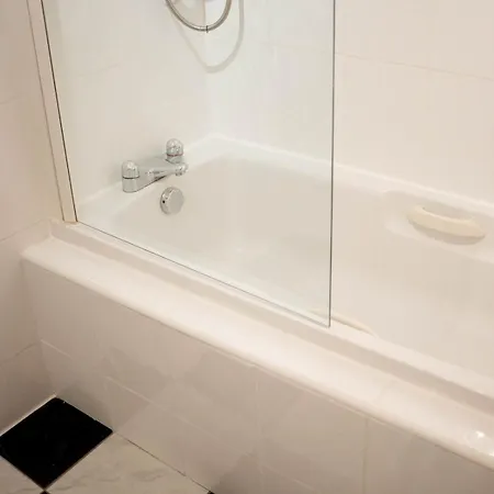 Perfect Location In Heart Of West End - Pass The Keys *