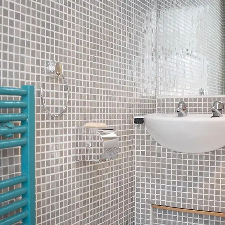 Apartment Perfect Location In Heart Of West End - Pass The Keys