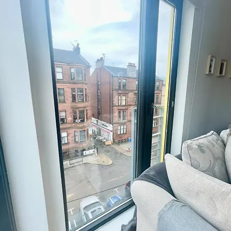 Perfect Location In Heart Of West End - Pass The Keys *