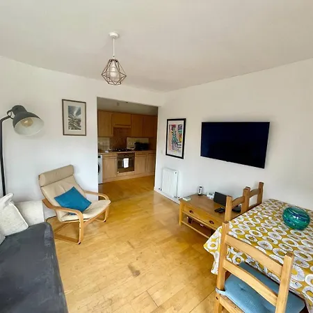 Perfect Location In Heart Of West End - Pass The Keys *