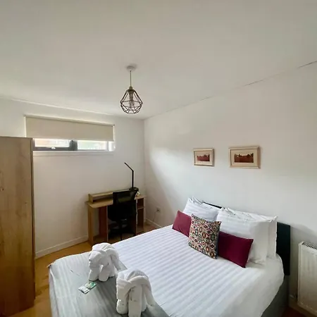 Perfect Location In Heart Of West End Pass The Keys
