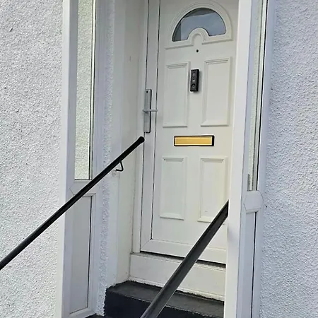 - Beautiful Two Bedroom House In & Free Parking Casa de Férias Glasgow