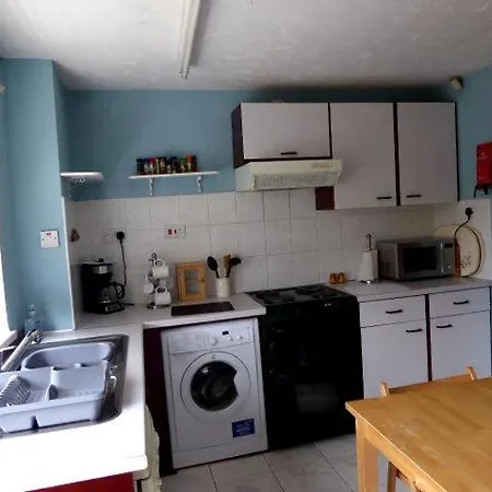 Spacious 3 Bed House Near Sec * Glasgow