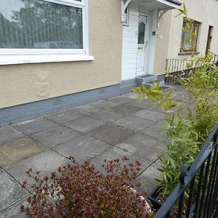 Spacious 3 Bed House Near Sec * Glasgow