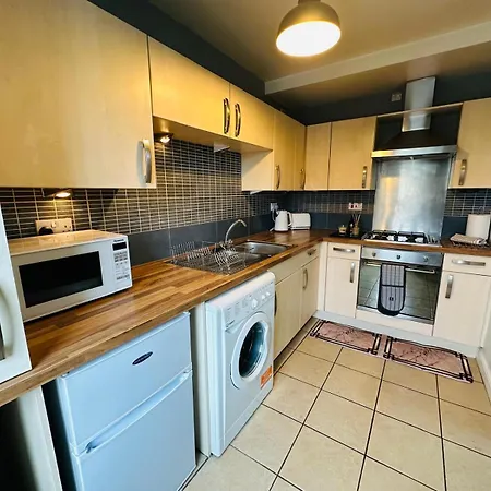 Modern Economy Glasgow Apartment With King Bed アパート