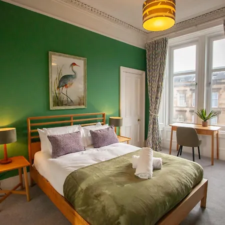 Newly Renovated Flat In Trendy Finnieston * 글라스고