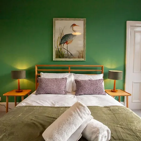 Newly Renovated Flat In Trendy Finnieston * 글라스고