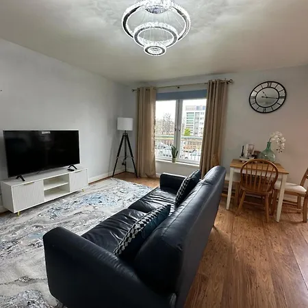 Modern Economy Glasgow Apartment With King Bed
