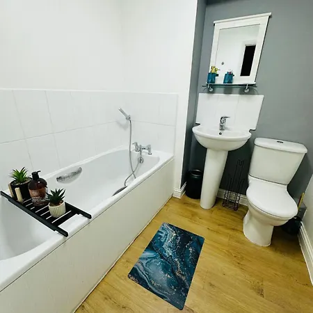 Modern Economy Glasgow Apartment With King Bed グラスゴー