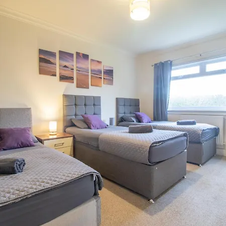 Apartment Large 3 Bed, Great For Contractors, With Private Parking