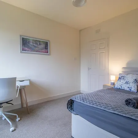 Large 3 Bed, Great For Contractors, With Private Parking