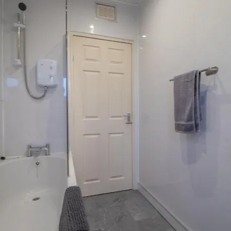 Large 3 Bed, Great For Contractors, With Private Parking Apartment
