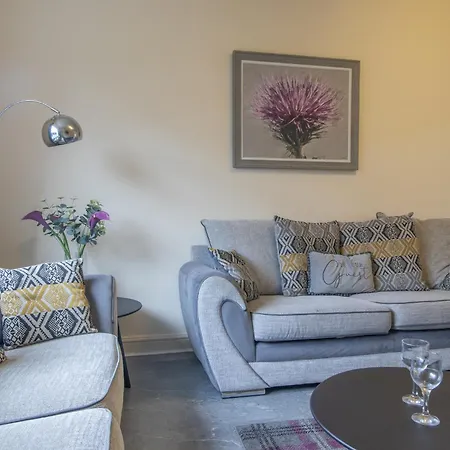 Apartment Large 3 Bed, Great For Contractors, With Private Parking *