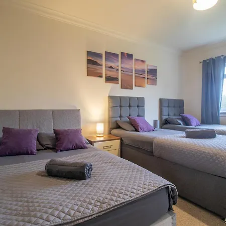 Apartment Large 3 Bed, Great For Contractors, With Private Parking