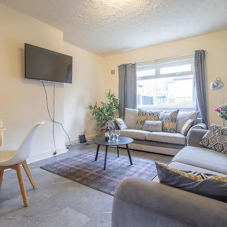 Large 3 Bed, Great For Contractors, With Private Parking Apartment *