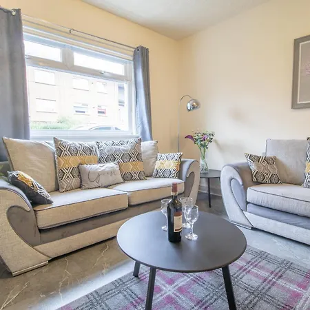 Large 3 Bed, Great For Contractors, With Private Parking