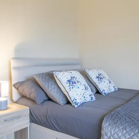 Large 3 Bed, Great For Contractors, With Private Parking Apartment