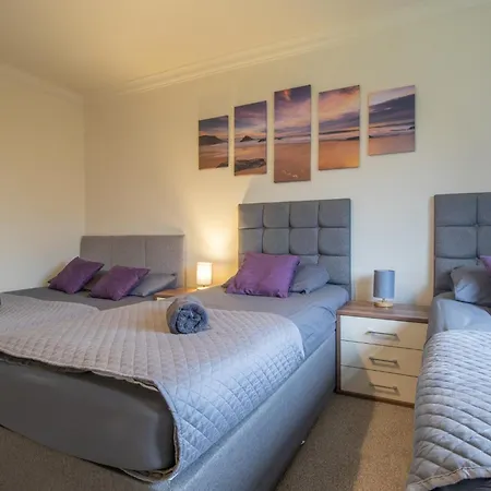Apartment Large 3 Bed, Great For Contractors, With Private Parking
