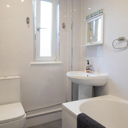 Apartment Large 3 Bed, Great For Contractors, With Private Parking *