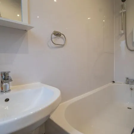 Large 3 Bed, Great For Contractors, With Private Parking *