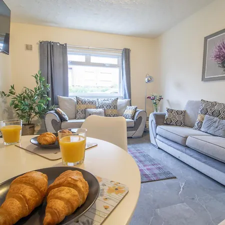 Apartment Large 3 Bed, Great For Contractors, With Private Parking *