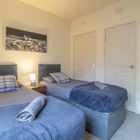 Large 3 Bed, Great For Contractors, With Private Parking *