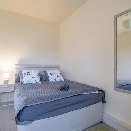 Apartment Large 3 Bed, Great For Contractors, With Private Parking