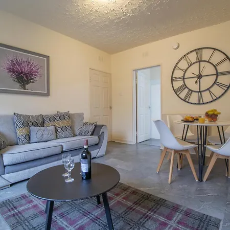 Large 3 Bed, Great For Contractors, With Private Parking *