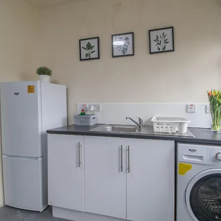 Large 3 Bed, Great For Contractors, With Private Parking Apartment