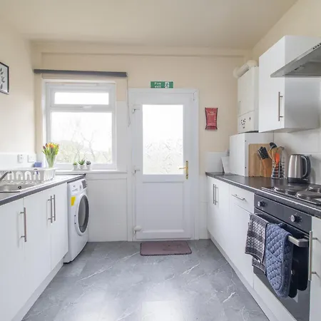 Apartment Large 3 Bed, Great For Contractors, With Private Parking *
