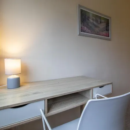 Large 3 Bed, Great For Contractors, With Private Parking Glasgow
