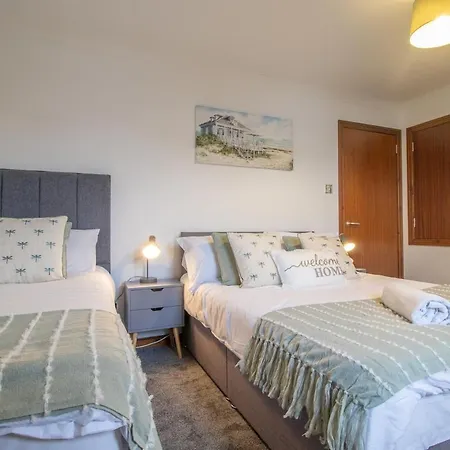 Glasgow, Spacious, 2 Bed With Parking Ferienhaus