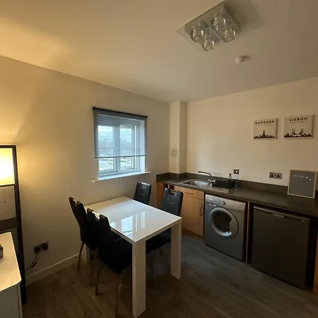 Modern 2br With 2 Bathrooms & Free Parking Glasgow