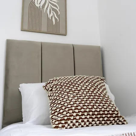 2 Bdr At Caledonia Luxe Short Lets & Serviced Bed and breakfast Glasgow