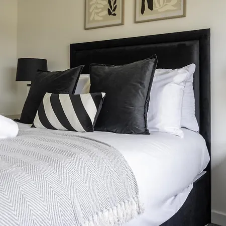 2 Bdr At Caledonia Luxe Short Lets & Serviced Bed and breakfast