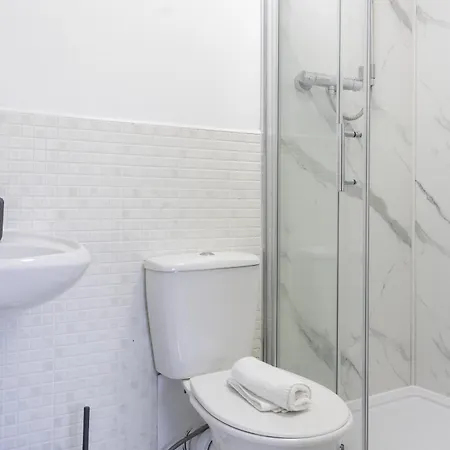 2 Bdr At Caledonia Luxe Short Lets & Serviced Bed and breakfast