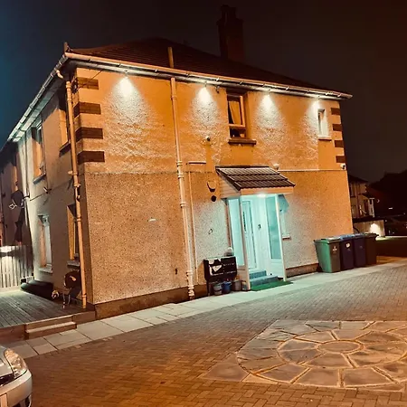 Modern 1 Bed House With Loft Conversion * Glasgow