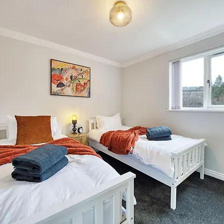 Spacious 5-bed Riverside With Free Parking Apartment