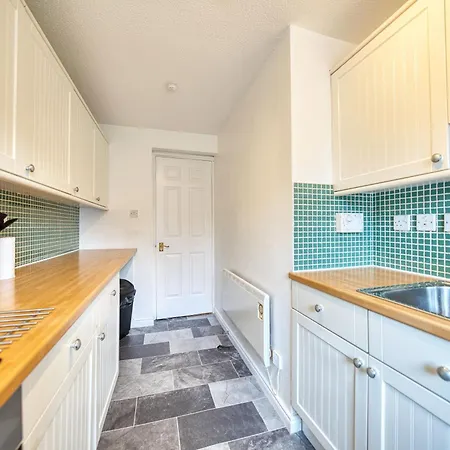 Apartment Spacious 5-bed Riverside With Free Parking