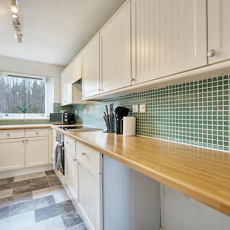 Apartment Spacious 5-bed Riverside With Free Parking *