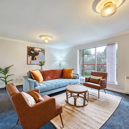 Spacious 5-bed Riverside With Free Parking Apartment