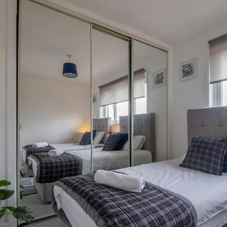 Spacious 2-Bed City Home Free Parking & Stadiums Apartment Glasgow