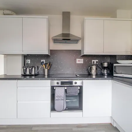 Spacious 2-bed Free Parking & Stadiums 公寓 *